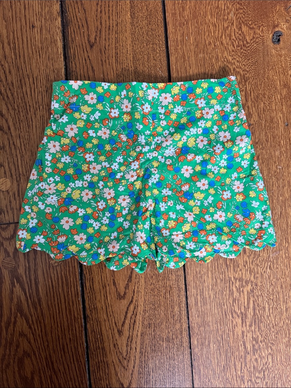 BISBY NWOT Green Floral Scallop-Hem Shorts - size 5